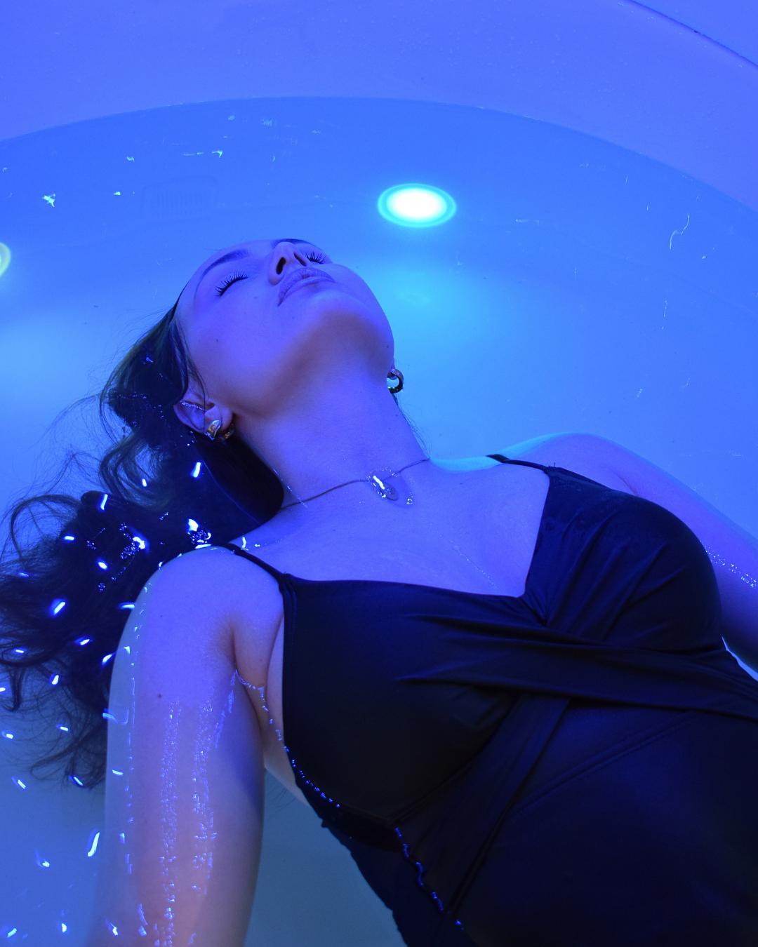 Flottaison en isolation sensorielle dans la pénombre, un instant de silence absolu